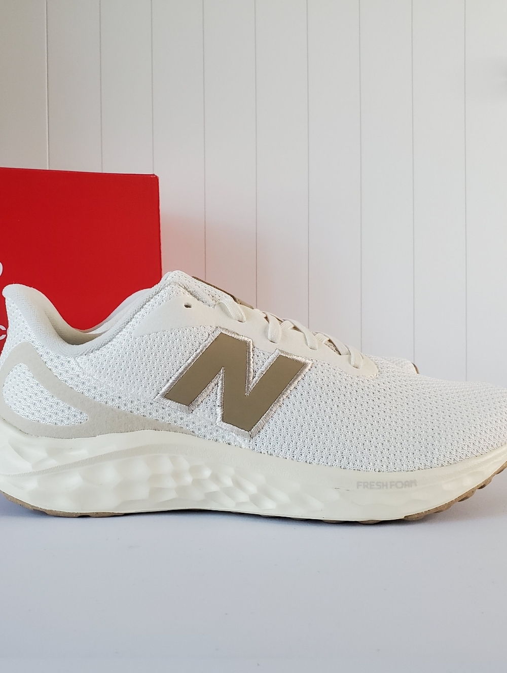 New Balance Fresh Foam Arishi v4 Womens Sz 11 Sneakers Shoes Mens Sz 9.5 Beige